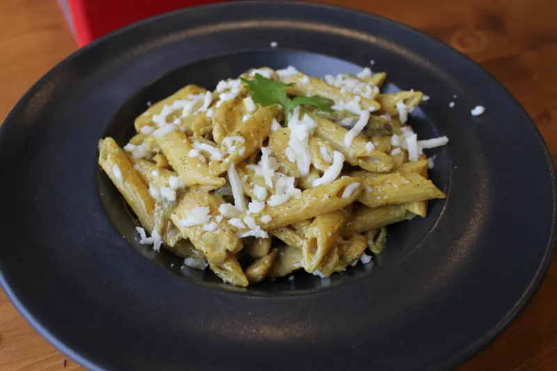 Köri Soslu Tavuklu penne